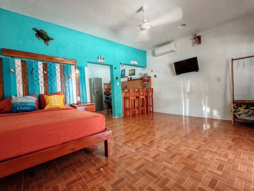 Recámara de Casa Merech con pared turquesa