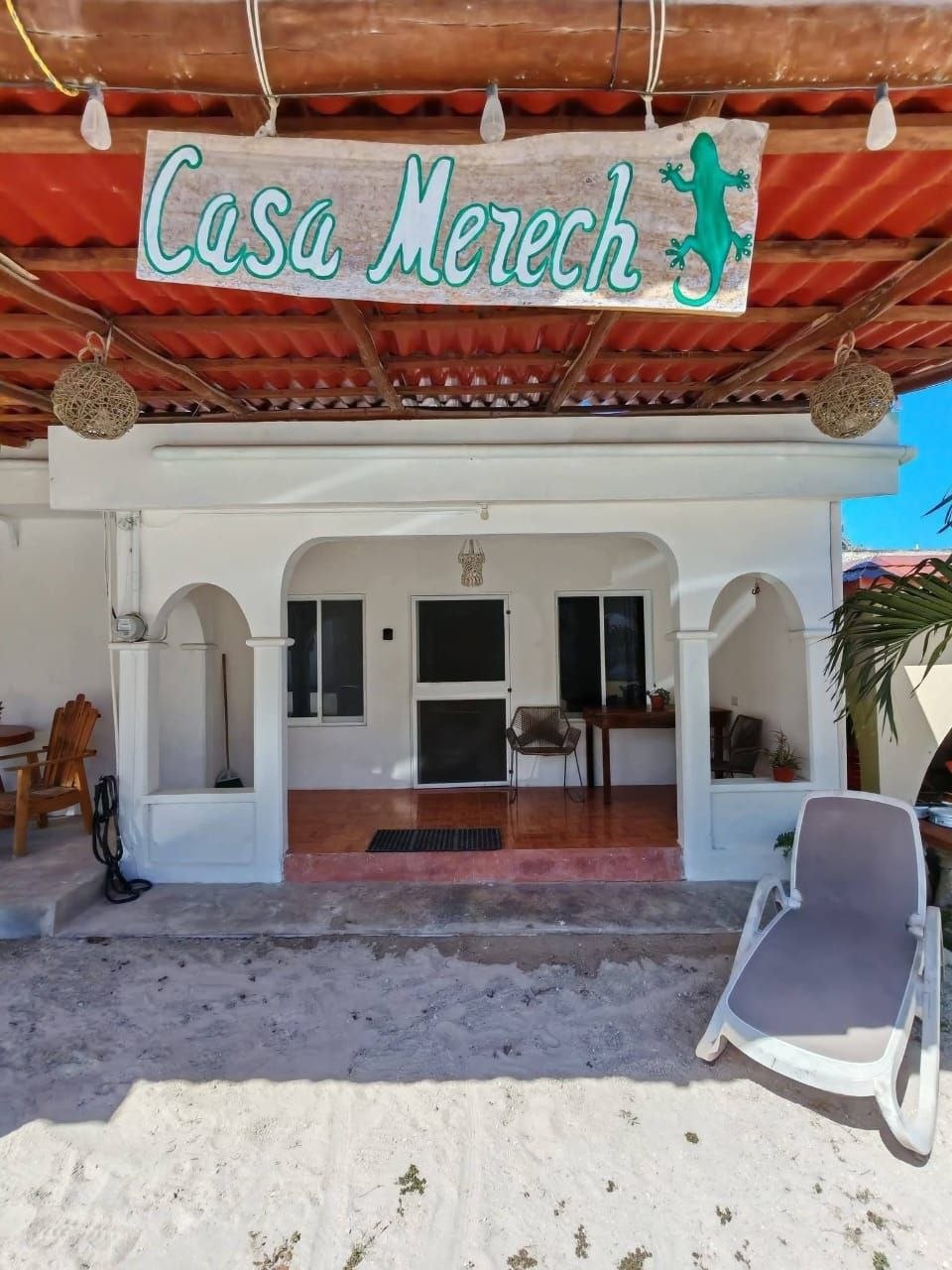 Entrada de Casa Merech bajo el techo de palapa, El Cuyo